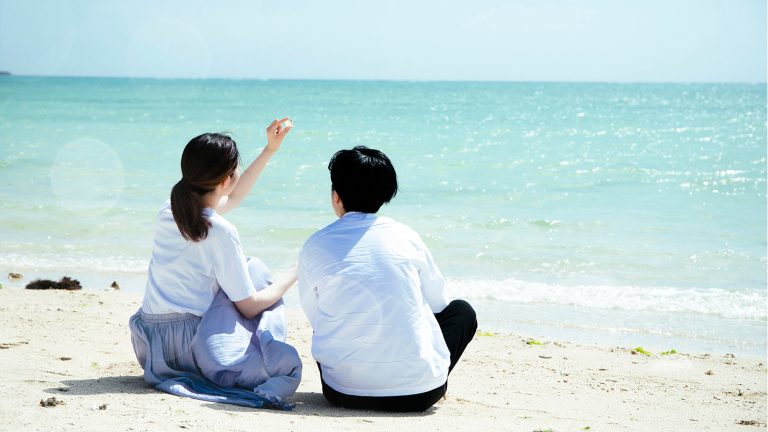 ビーチでお散歩デート♪青く輝く沖縄の海と真っ白な砂浜