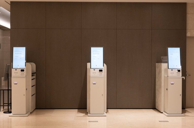 ロビー（チェックインKIOSK）