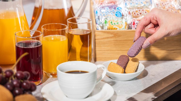 ■ゆんたくラウンジ■フリードリンクや軽食をご用意！館内でゆったりタイム