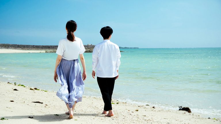 ビーチでお散歩デート♪青く輝く沖縄の海と真っ白な砂浜