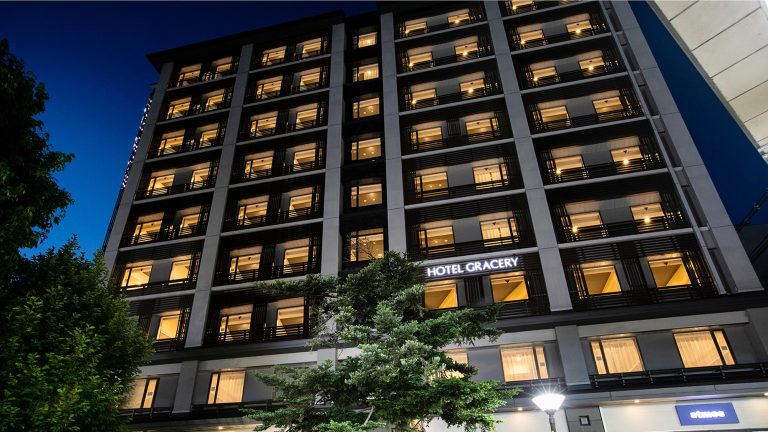 北館1階はコンビニ併設、買い物も観光もすぐに楽しめる便利な立地