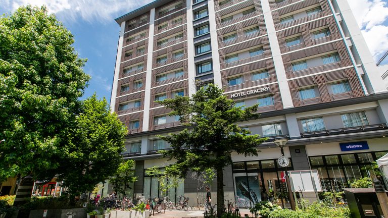北館1階はコンビニ併設、買い物も観光もすぐに楽しめる便利な立地